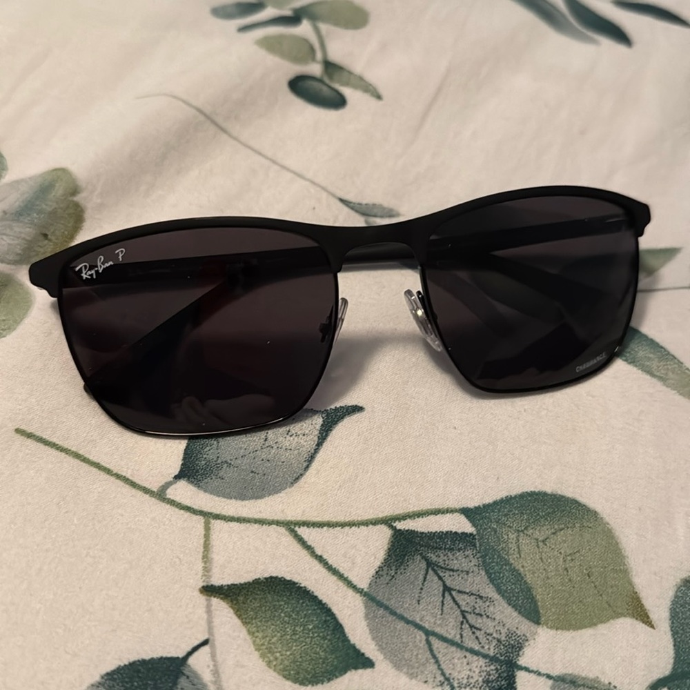 Brand new polarized raybans - worn one time 
Black, chromance